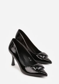 Born2be - Czarne Lakierowane Czółenka na Szpilce z Ozdobą Aroanoire. Okazja: na co dzień, do pracy. Kolor: czarny. Materiał: lakier. Wzór: aplikacja. Obcas: na szpilce. Styl: klasyczny, casual, elegancki #6