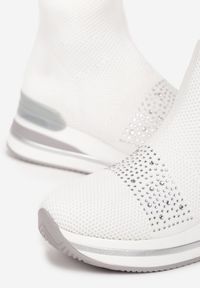 Renee - Białe Sneakersy Luvina. Nosek buta: okrągły. Kolor: biały. Materiał: materiał. Sezon: wiosna, jesień. Obcas: na obcasie. Wysokość obcasa: niski
