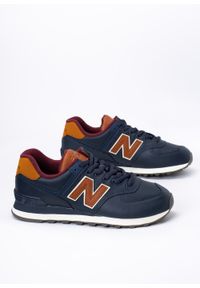 Sneakersy męskie granatowe New Balance ML574OMC. Kolor: niebieski. Materiał: guma, zamsz, materiał. Szerokość cholewki: normalna. Sezon: lato. Model: New Balance 574. Sport: bieganie