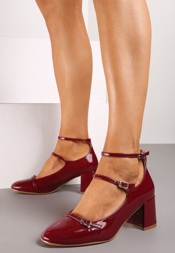 Born2be - Bordowe Czółenka Lakierowane Retro z Cienkimi Paseczkami na Sprzączki Dlineya. Okazja: na co dzień, do pracy. Zapięcie: sprzączka. Kolor: czerwony. Materiał: lakier. Wzór: paski. Styl: retro