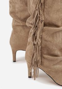 Renee - Ciemnobeżowe Kozaki z Imitacji Zamszu na Szpilce z Marszczoną Cholewką z Frędzlami Linotris. Okazja: na co dzień. Kolor: beżowy. Materiał: zamsz. Szerokość cholewki: normalna. Obcas: na szpilce. Styl: casual #6