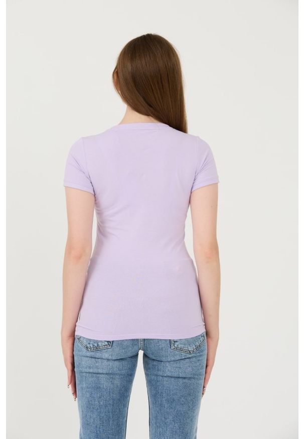 Guess - GUESS Lawendowy t-shirt Mini Triangle Tee. Kolor: fioletowy
