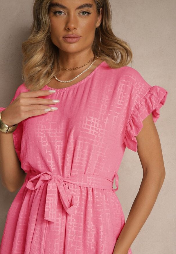 Renee - Fuksjowa Sukienka z Paskiem i Falbankami przy Rękawach Folunelle. Okazja: na co dzień. Typ kołnierza: kołnierz z falbankami. Kolor: różowy. Styl: elegancki, klasyczny, casual