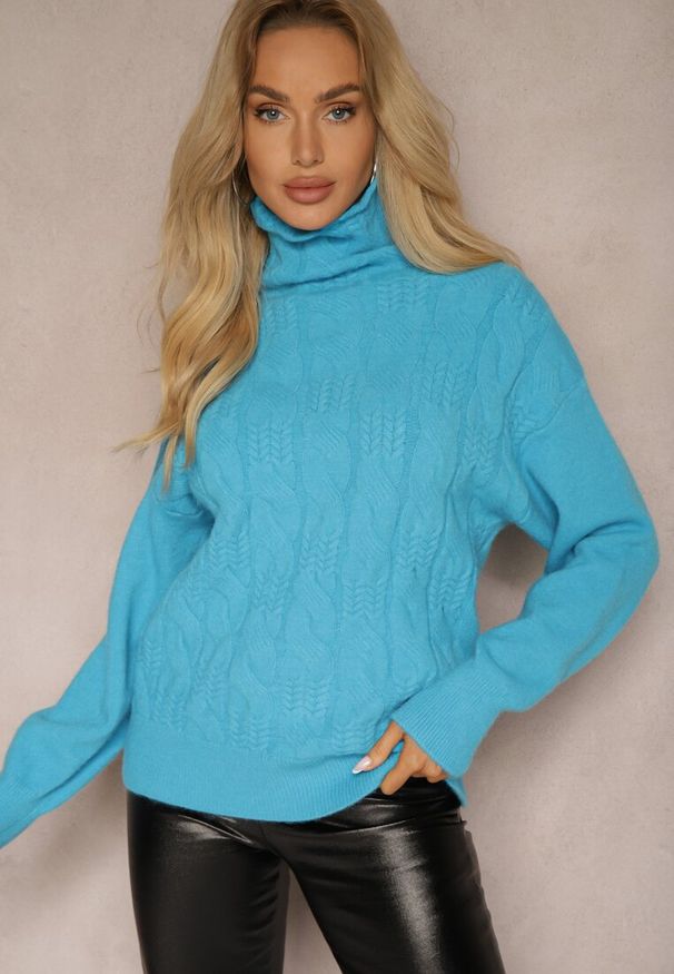 Renee - Niebieski Casualowy Golf z Tłoczonym Wzorem Daivyn. Okazja: na co dzień. Typ kołnierza: golf. Kolor: niebieski. Sezon: zima. Styl: casual