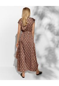 PESERICO - Brązowa sukienka w paski. Kolor: brązowy. Materiał: materiał. Wzór: paski. Typ sukienki: asymetryczne. Długość: midi #2