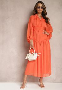 Renee - Pomarańczowa Elegancka Sukienka w Stylu Vintage z Powlekanymi Guzikami i Marszczeniami Lefandia. Typ kołnierza: kołnierzyk stójkowy. Kolor: pomarańczowy. Styl: elegancki, vintage #1