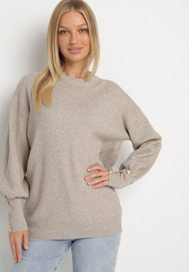 Born2be - Beżowy Sweter z Wiskozą Ozdobiony Guzikami na Rękawach Sadvire. Okazja: na co dzień. Kolor: beżowy. Materiał: wiskoza. Wzór: aplikacja. Styl: klasyczny, casual