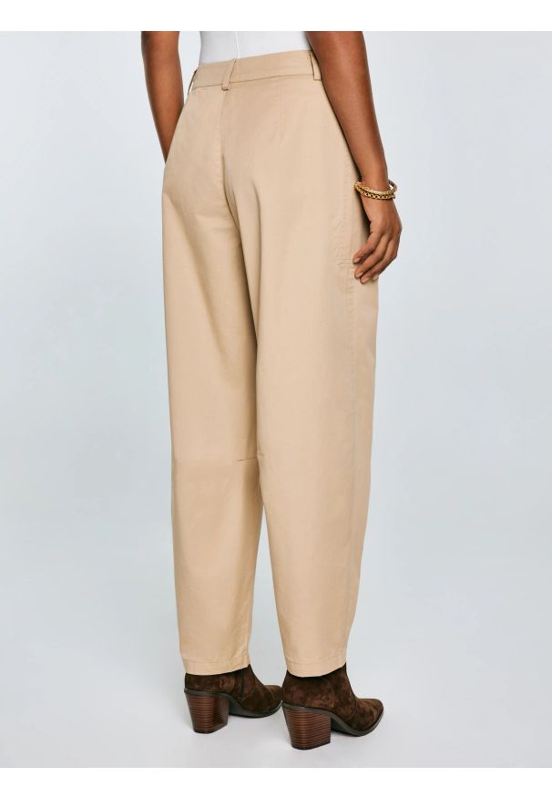 Big-Star - Spodnie damskie 7/8 z kieszeniami beżowe Nakia 801. Stan: podwyższony. Kolor: beżowy. Materiał: tkanina, bawełna. Styl: elegancki
