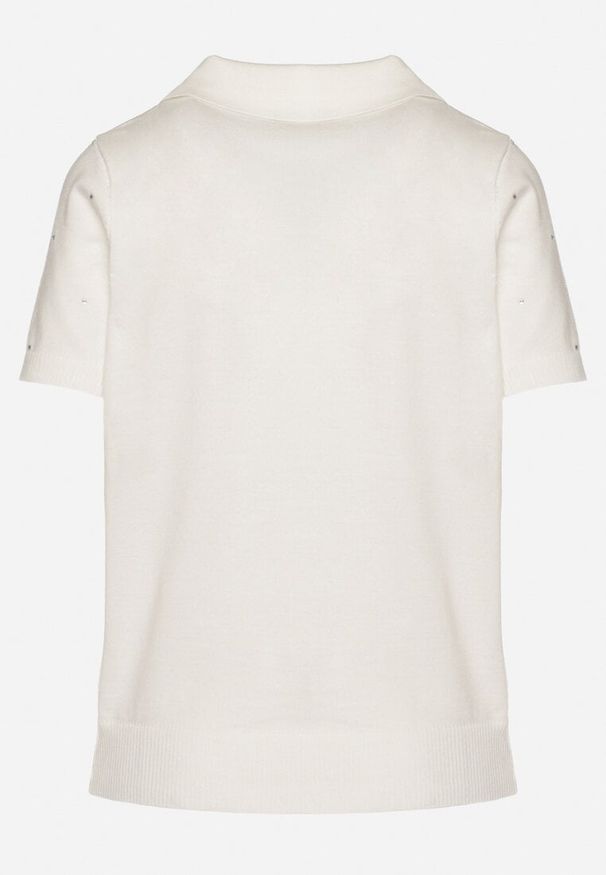 Born2be - Biały T-shirt Polo Sweterkowe z Wiskozy Daliera. Okazja: na co dzień. Typ kołnierza: polo. Kolor: biały. Materiał: wiskoza. Wzór: aplikacja. Styl: elegancki, casual