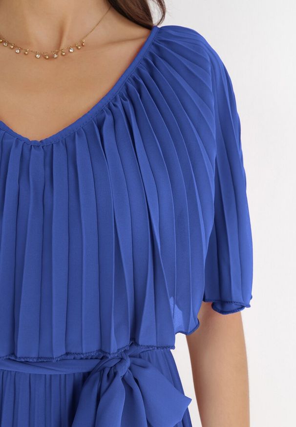 Born2be - Granatowa Sukienka Plisowana z Szeroką Falbaną Przy Dekolcie Dinara. Kolor: niebieski. Styl: wizytowy. Długość: maxi