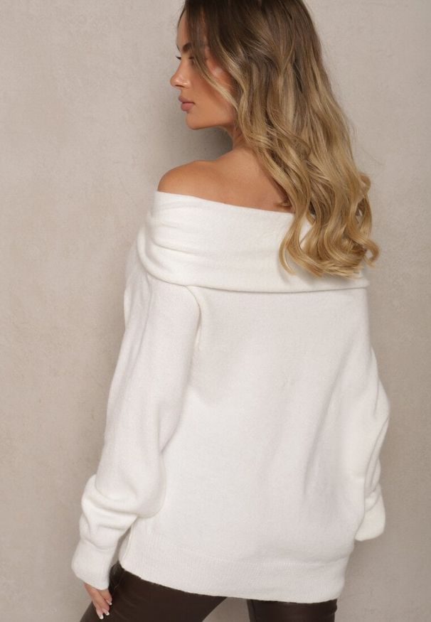 Renee - Biały Sweter Off Shoulder z Wiskozą z Ozdobnym Marszczeniem przy Dekolcie Nelilda. Okazja: na co dzień. Kolor: biały. Materiał: wiskoza. Wzór: gładki, ze splotem. Styl: elegancki, casual