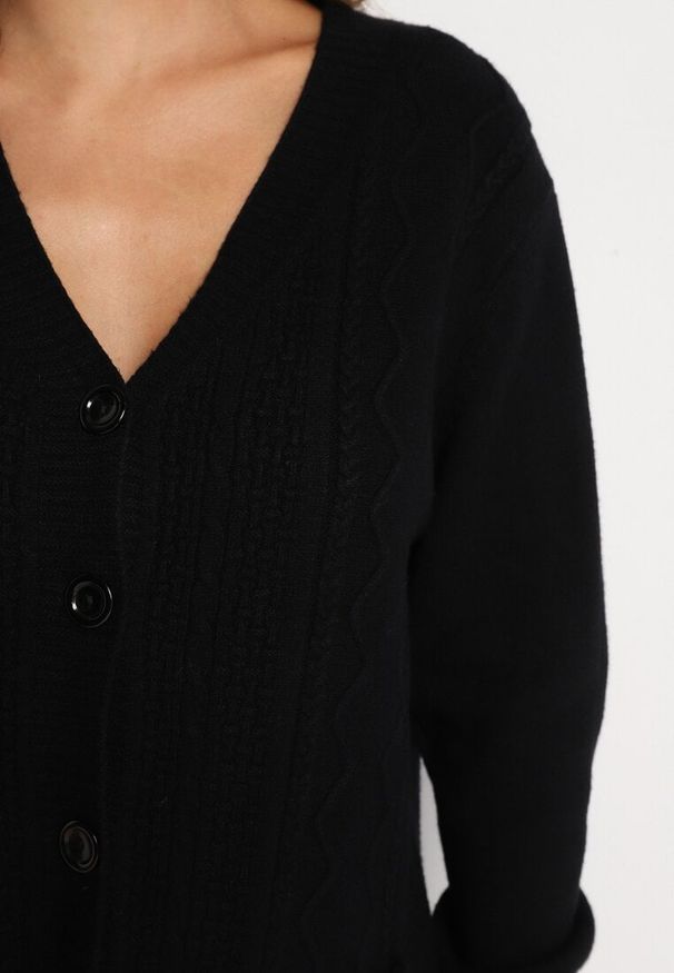 Born2be - Czarny Kardigan z Bawełną Kieszeniami i Tłoczeniami Mevalee. Okazja: na co dzień. Kolor: czarny. Materiał: bawełna. Długość rękawa: długi rękaw. Długość: długie. Wzór: aplikacja. Sezon: wiosna, jesień. Styl: casual, elegancki, klasyczny