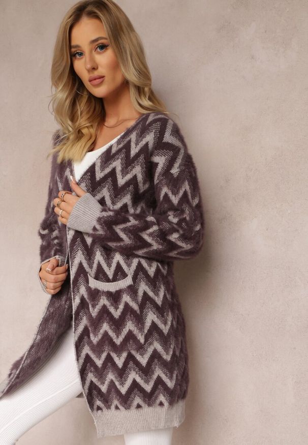 Renee - Ciemnofioletowy Niezapinany Kardigan o Przedłużonym Fasonie w Zygzaki Chevron Oherna. Kolor: fioletowy. Materiał: tkanina. Długość: długie. Wzór: paski