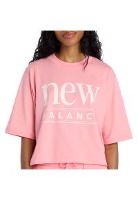 Koszulka damska New Balance WT61V5OPAA6 - różowa. Kolor: różowy. Materiał: materiał, bawełna. Długość rękawa: krótki rękaw. Długość: krótkie. Wzór: napisy #1