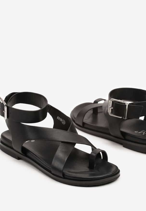 Renee - Czarne Sandały Japonki w Stylu Rzymianek Perraza. Zapięcie: pasek. Kolor: czarny. Sezon: lato. Obcas: na płaskiej podeszwie. Styl: boho, elegancki