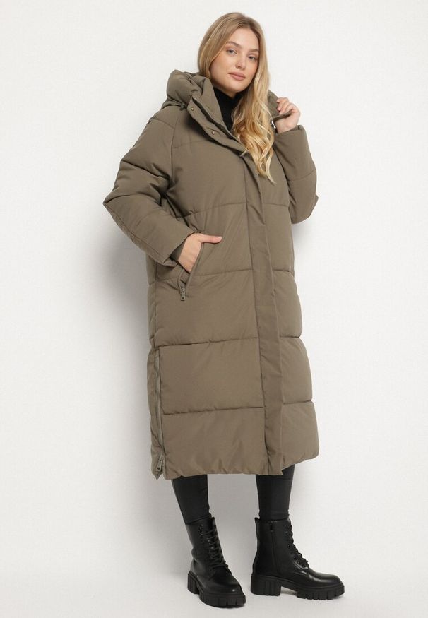 Born2be - Ciemnozielona Pikowana Kurtka Zimowa z Kapturem i Bocznymi Suwakami Falossea. Okazja: na co dzień. Typ kołnierza: kaptur. Kolekcja: plus size. Kolor: zielony. Materiał: jeans, poliester, dzianina. Sezon: zima. Styl: klasyczny, casual