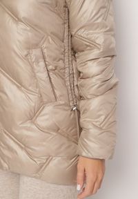 Born2be - Beżowa Pikowana Kurtka z Kapturem i Odpinanym Futerkiem Sagisia. Okazja: na co dzień. Typ kołnierza: kaptur. Kolor: beżowy. Materiał: futro. Długość rękawa: długi rękaw. Długość: długie. Styl: elegancki, casual #2