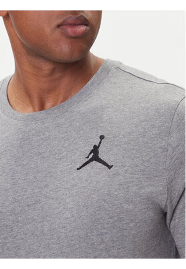 Nike T-Shirt DC7485 091 Szary Regular Fit. Kolor: szary. Materiał: bawełna