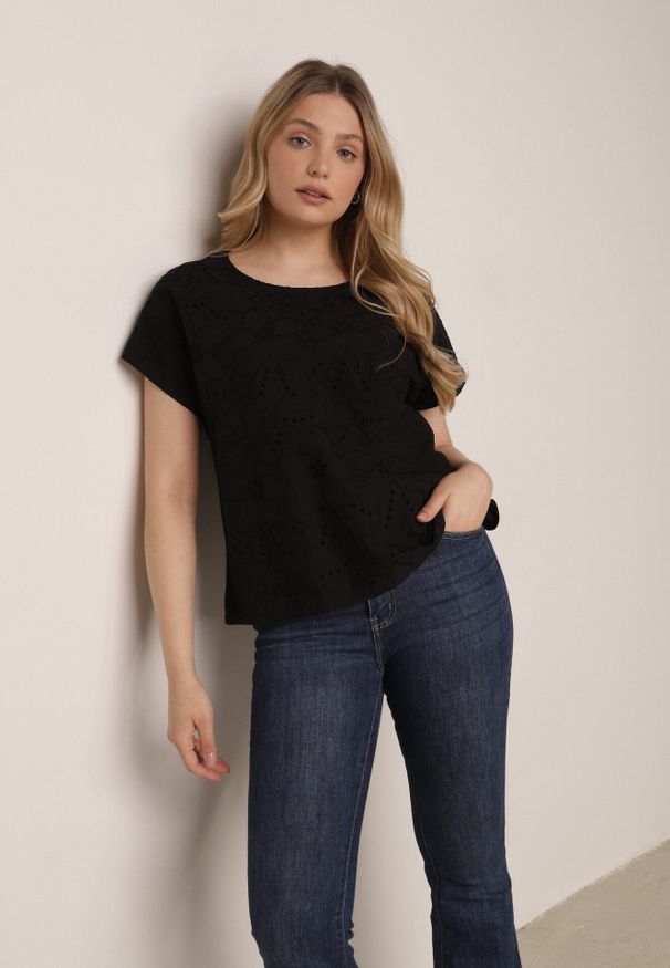 Born2be - Czarna Bluzka Bawełniana z Ażurowymi Wycięciami Ryrlea. Okazja: na co dzień. Kolor: czarny. Materiał: bawełna. Długość: długie. Wzór: ażurowy. Styl: klasyczny, casual