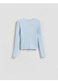 Reserved - Sweter z ozdobnym splotem - jasnoniebieski. Kolor: niebieski. Materiał: wiskoza, dzianina. Wzór: ze splotem