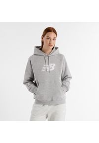 Bluza damska New Balance WT43524AG – szara. Okazja: na co dzień. Kolor: szary. Materiał: bawełna, poliester, dresówka, prążkowany. Styl: klasyczny, casual