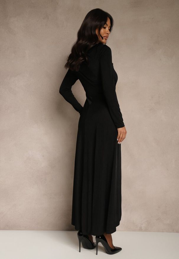 Renee - Czarna Sukienka Koktajlowa z Marszczeniem i Metaliczną Ozdobą Retanda. Okazja: na randkę, do pracy, na spotkanie biznesowe, na imprezę. Kolor: czarny. Wzór: aplikacja. Typ sukienki: asymetryczne. Styl: wizytowy