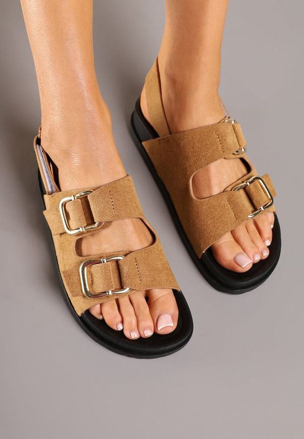 Born2be - Jasnobrązowe Sandały z Ozdobnymi Klamrami i Paskiem na Rzep Nurimaya. Okazja: na spacer. Zapięcie: klamry. Kolor: brązowy. Materiał: jeans. Styl: elegancki