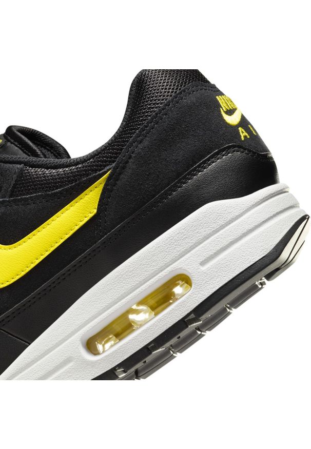 Nike Air Max 1 "Batman" Sneakersy męskie. Okazja: na co dzień. Kolor: czarny. Materiał: zamsz, materiał, skóra. Szerokość cholewki: normalna. Wzór: motyw z bajki. Model: Nike Air Max