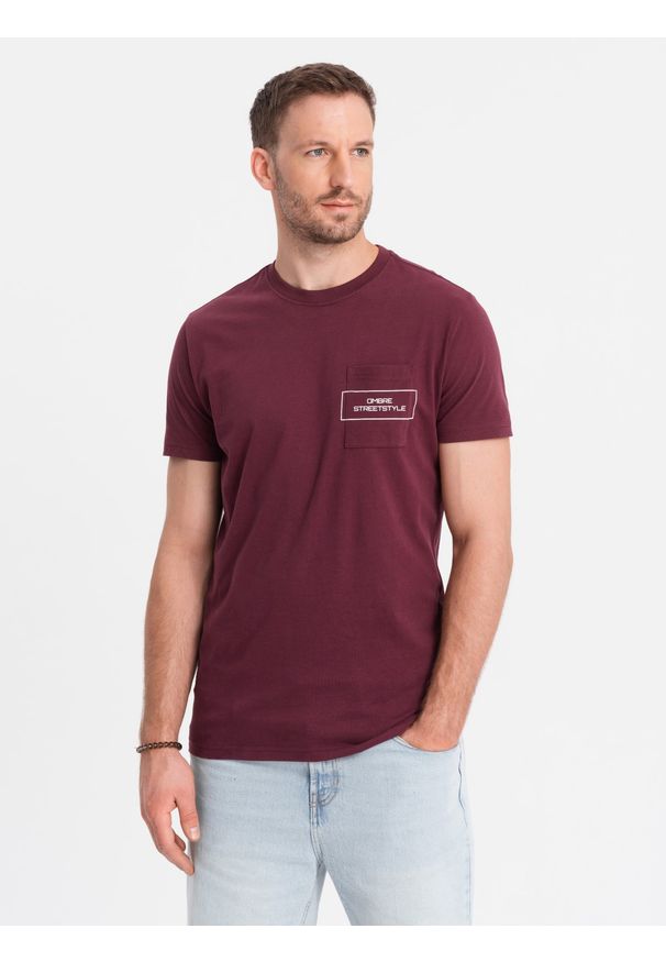 Ombre Clothing - Męski t-shirt bawełniany z nadrukiem na kieszonce Ombre Streetstyle – bordowy V3 - Rozmiar: M. Okazja: na co dzień. Kolor: czerwony. Materiał: bawełna. Wzór: nadruk. Styl: klasyczny, casual, elegancki
