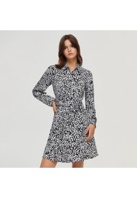 House - Szmizjerka z biało-czarne kwiaty - Wielobarwny. Kolor: czarny, wielokolorowy, biały. Wzór: kwiaty. Typ sukienki: szmizjerki #1