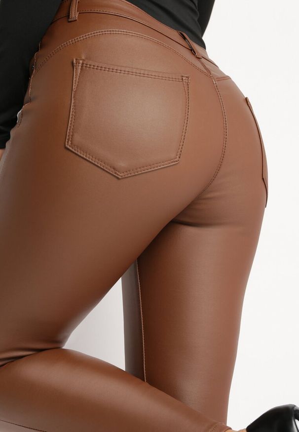 Born2be - Brązowe Spodnie Skinny z Ekoskóry Lassaie. Kolor: brązowy