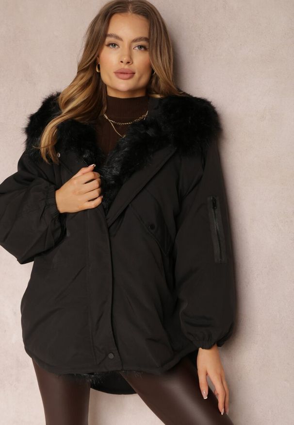 Renee - Czarna Kurtka Parka Oversize z Futerkiem Horelle. Kolor: czarny. Materiał: futro. Długość rękawa: długi rękaw. Długość: długie. Wzór: jednolity, gładki, aplikacja. Sezon: jesień, zima. Styl: klasyczny