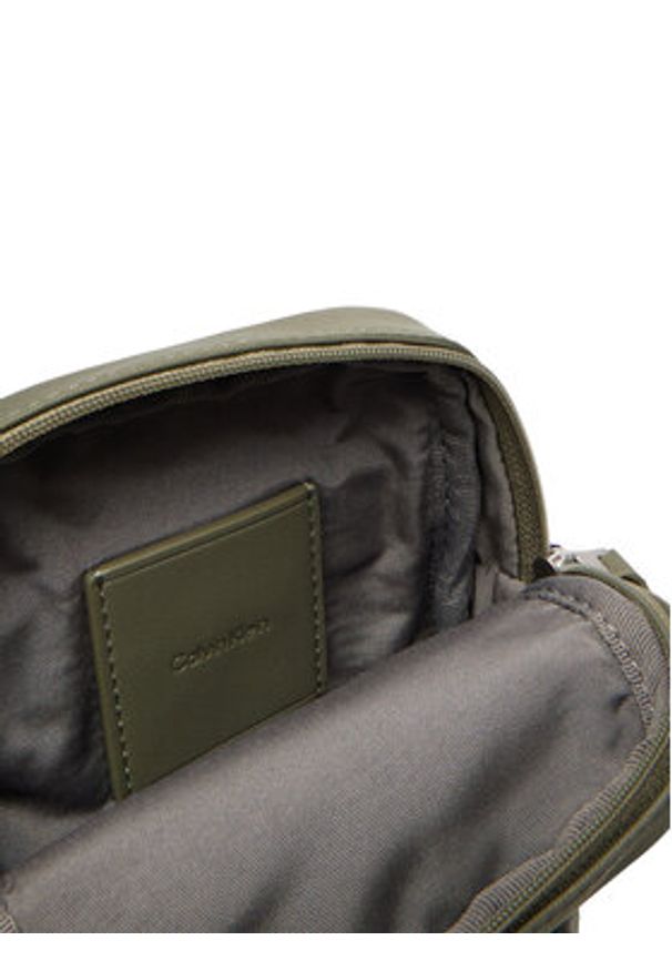 Calvin Klein Saszetka Sleek Slim Reporter LV04D3233G Zielony. Kolor: zielony. Materiał: materiał