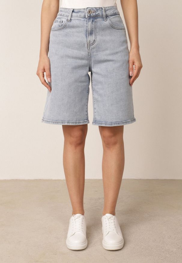 Born2be - Jasnoniebieskie Jeansowe Szorty Casual Bermudy z Wysokim Stanem z Bawełny Metithe. Okazja: na co dzień. Stan: podwyższony. Kolor: niebieski. Materiał: bawełna, jeans. Długość: długie. Sezon: lato. Styl: casual