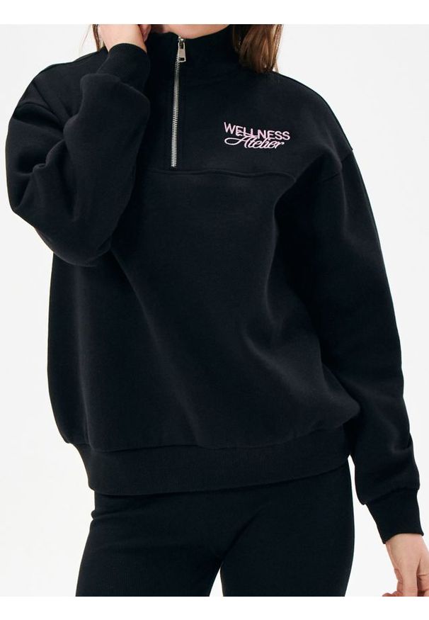 Sinsay - Bluza z haftowanym napisem - czarny. Kolor: czarny. Wzór: napisy, haft