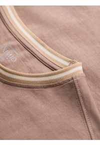 Ombre Clothing - Longsleeve bawełniany męski z dekoltem U w paski i haftem – brązowy V6. Kolor: brązowy. Materiał: bawełna. Długość rękawa: długi rękaw. Wzór: haft, paski. Styl: sportowy #9