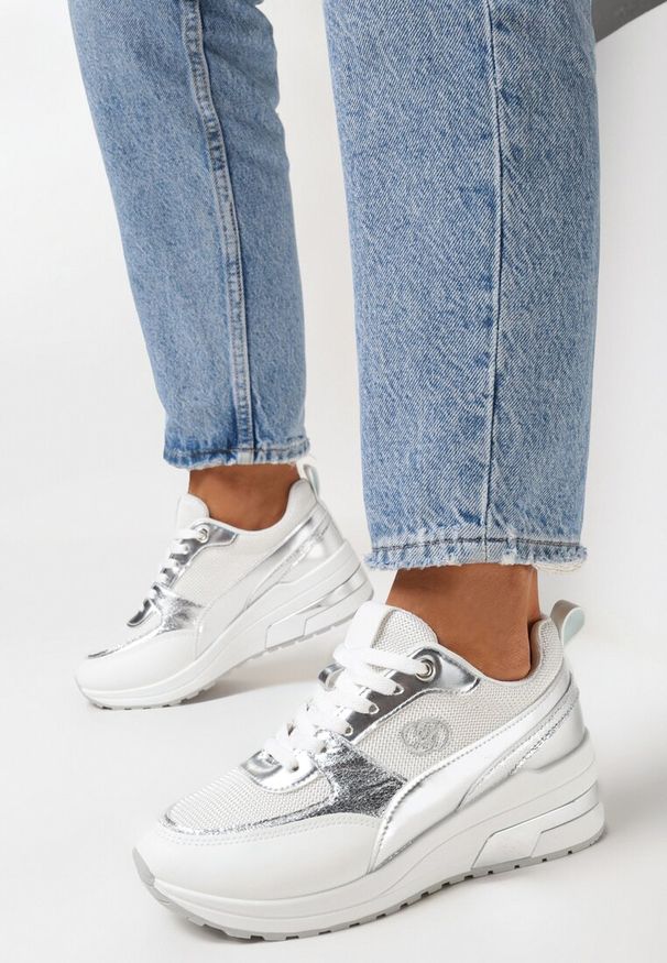 Born2be - Białe Sneakersy na Grubej Podeszwie ze Sznurowaniem i Błyszczącymi Wstawkami Airelim. Kolor: biały. Wzór: aplikacja