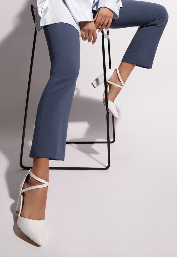 Renee - Białe Czółenka na Słupku ze Skórzaną Wkładką i Ozdobnymi Paskami Leaniria. Okazja: na wesele, na co dzień, na ślub cywilny. Zapięcie: pasek. Kolor: biały. Materiał: skóra. Wzór: aplikacja. Obcas: na słupku. Styl: casual, elegancki