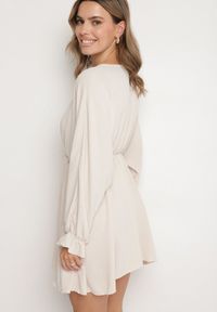 Born2be - Jasnobeżowa Sukienka o Rozkloszowanym Kroju z Ozdobnymi Mankietami Terellea. Okazja: na co dzień. Kolor: beżowy. Materiał: jeans. Długość rękawa: długi rękaw. Styl: klasyczny, casual, elegancki #4