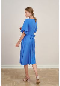 Marie Zélie - Sukienka Eudora niebieska. Typ kołnierza: dekolt kopertowy. Kolor: niebieski. Materiał: bawełna, dzianina, elastan. Typ sukienki: kopertowe #5