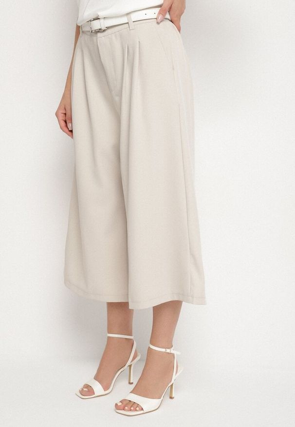 Born2be - Jasnobeżowe Spodnie Kuloty w Eleganckim Stylu Kolistea. Okazja: na spotkanie biznesowe, na co dzień. Kolor: beżowy. Wzór: aplikacja. Styl: elegancki