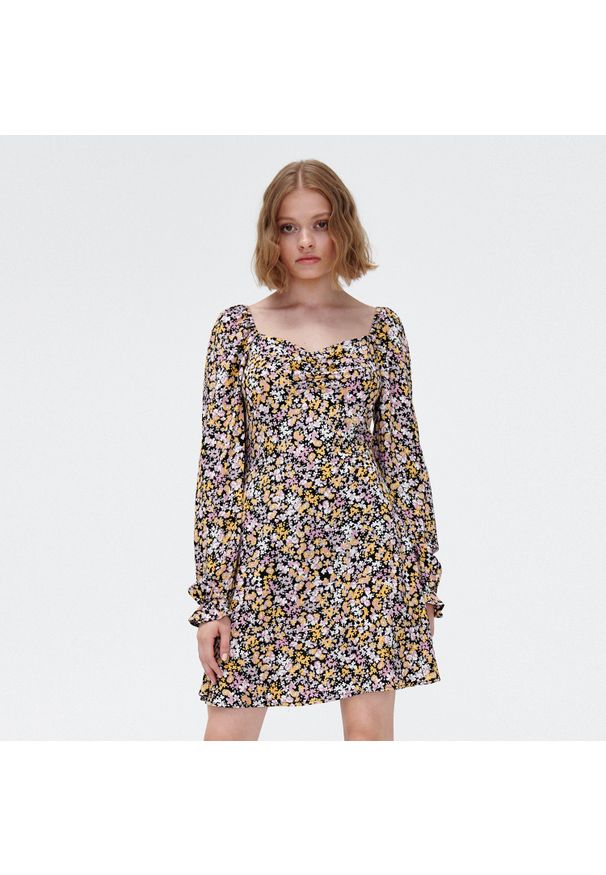 Cropp - Sukienka mini w kwiatki - Fioletowy. Kolor: fioletowy. Materiał: wiskoza. Długość rękawa: długi rękaw. Wzór: kwiaty. Długość: mini