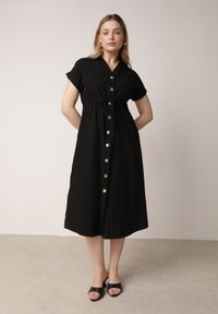 Born2be - Czarna Sukienka Koszulowa z Bawełną Wiskozą i Ozdobnymi Guzikami Parranes. Okazja: na co dzień. Kolor: czarny. Materiał: wiskoza, bawełna. Typ sukienki: koszulowe. Styl: casual, klasyczny, elegancki #1