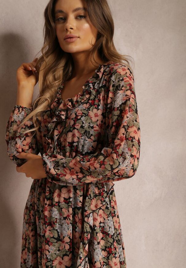 Renee - Czarno-Beżowa Sukienka Rozkloszowana w Kwiaty z Gumką w Pasie Bledareta. Kolor: beżowy. Materiał: materiał. Wzór: kwiaty