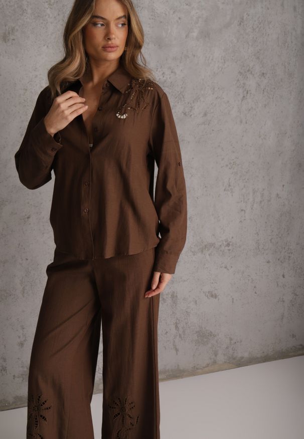 Renee - Brązowy Boho Komplet z Bawełną Koszula i Spodnie z Ażurowymi Zdobieniami Runesa. Kolor: brązowy. Materiał: bawełna. Wzór: aplikacja, ażurowy