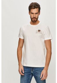 GANT - Gant T-shirt kolor biały z aplikacją. Okazja: na co dzień. Kolor: biały. Wzór: aplikacja. Styl: casual