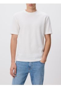 Reserved - Strukturalny t-shirt comfort fit - złamana biel. Materiał: bawełna, dzianina