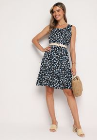 Born2be - Czarno-Niebieska Bawełniana Sukienka na Ramiączkach o Rozkloszowanym Kroju w Drobne Kwiaty Doratia. Kolor: czarny. Materiał: bawełna. Długość rękawa: na ramiączkach. Wzór: kwiaty. Typ sukienki: rozkloszowane. Styl: elegancki. Długość: mini #4