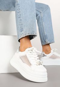 Born2be - Biało-Srebrne Sneakersy na Platformie z Transparentną Siateczką Perłami i Cyrkoniami Aderiba. Okazja: na co dzień. Kolor: biały. Materiał: jeans. Wzór: aplikacja. Obcas: na platformie #5