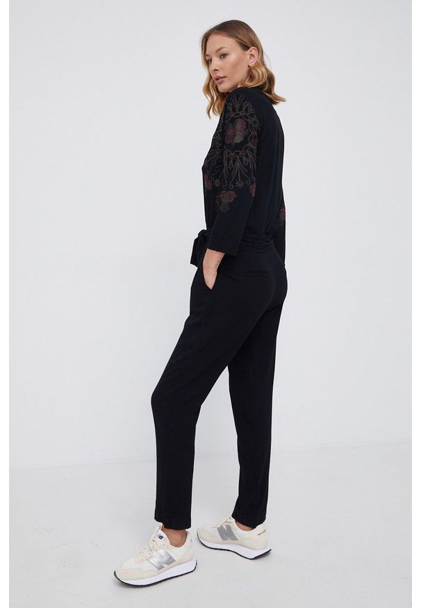 Desigual - Kombinezon. Okazja: na co dzień. Kolor: czarny. Materiał: tkanina. Wzór: haft. Styl: casual